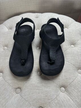 Vionic Black T-strap Sandals with Textured Straps - NWOT